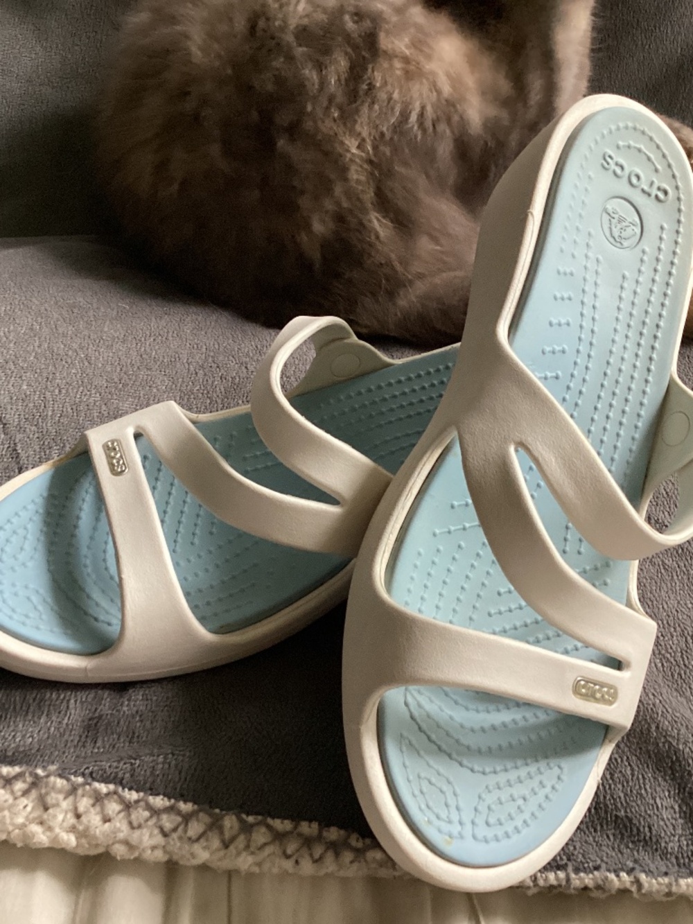 CROCS PATRICIA WOMENS SLIP-ON LOW WEDGE SANDALS IN WHITE AND BLUE SIZE 9